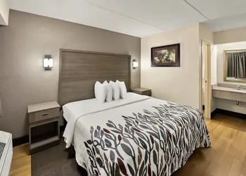 Red Roof Inn Chapel Hill - UNC hotel thumbnail 5