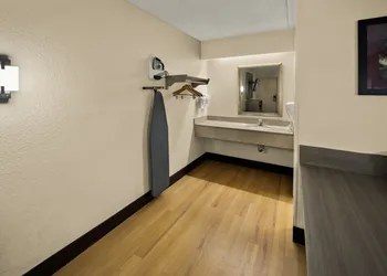 Red Roof Inn Chapel Hill - UNC hotel thumbnail 7