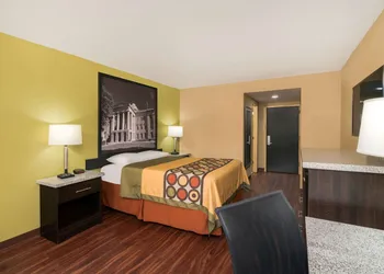 Super 8 by Wyndham Raleigh North East hotel thumbnail 3