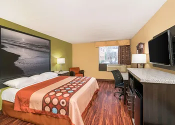 Super 8 by Wyndham Raleigh North East hotel thumbnail 5