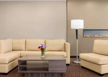 Super 8 by Wyndham Thompson hotel thumbnail 2