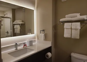 Super 8 by Wyndham Thompson hotel thumbnail 5