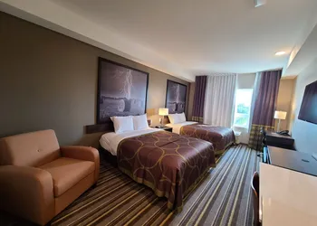 Super 8 by Wyndham Thompson hotel thumbnail 6