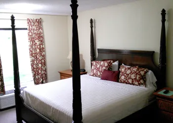 Lakeshore Resort and Marina hotel thumbnail 5