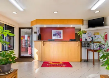 Econo Lodge Norwalk hotel thumbnail 5