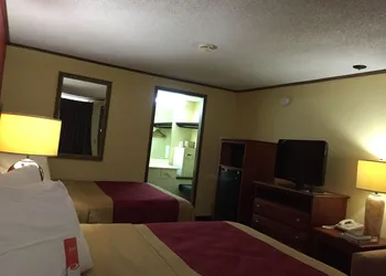 Econo Lodge Norwalk hotel thumbnail 6