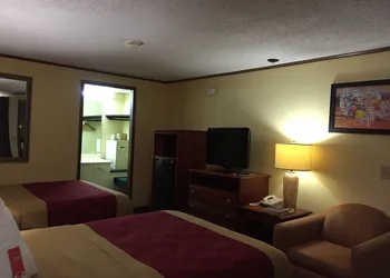 Econo Lodge Norwalk hotel thumbnail 7