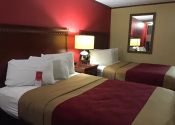 Econo Lodge Norwalk hotel thumbnail 8