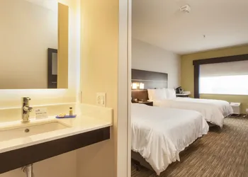 Holiday Inn Express & Suites Santa Fe by IHG hotel thumbnail 3