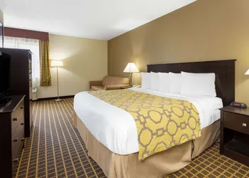 Baymont by Wyndham Harvard hotel thumbnail 5