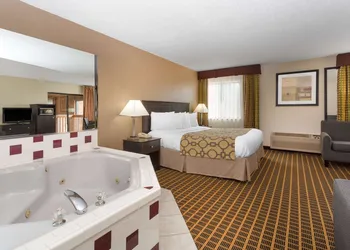 Baymont by Wyndham Harvard hotel thumbnail 7