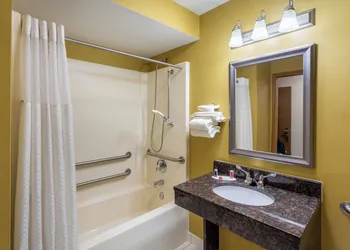 Baymont by Wyndham Harvard hotel thumbnail 8