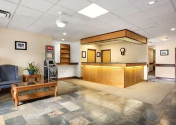 Days Inn by Wyndham Hinton hotel thumbnail 3