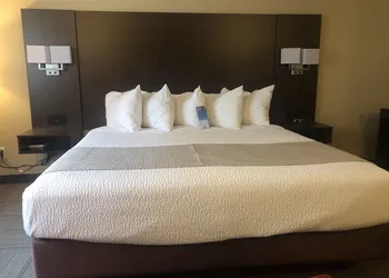 Days Inn by Wyndham Hinton hotel thumbnail 7