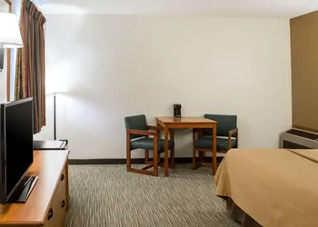 Econo Lodge Elkhart North hotel thumbnail 7