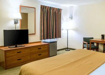 Econo Lodge Elkhart North hotel thumbnail 8
