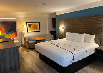 La Quinta Inn & Suites by Wyndham OKC North - Quail Springs hotel thumbnail 5