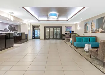 La Quinta Inn & Suites by Wyndham Oklahoma City -Yukon hotel thumbnail 2