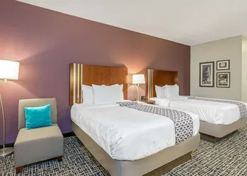 La Quinta Inn & Suites by Wyndham Oklahoma City -Yukon hotel thumbnail 7