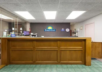 Days Inn by Wyndham Norman hotel thumbnail 2