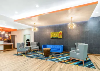 La Quinta Inn & Suites by Wyndham Oklahoma City Airport hotel thumbnail 2