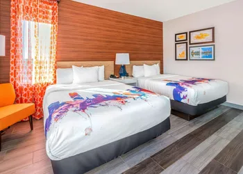 La Quinta Inn & Suites by Wyndham Oklahoma City Airport hotel thumbnail 6
