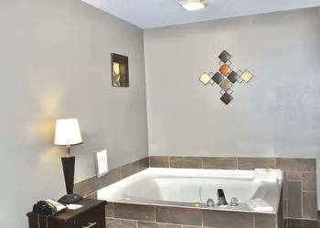 Baymont by Wyndham Anderson hotel thumbnail 5