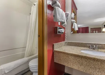 Econo Lodge Wooster hotel thumbnail 6