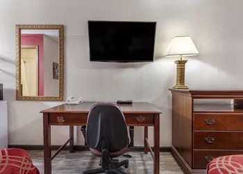 Econo Lodge Wooster hotel thumbnail 7
