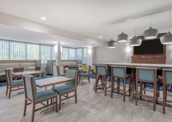 Hampton Inn New Philadelphia hotel thumbnail 2