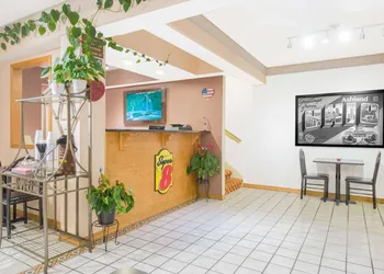 Super 8 by Wyndham Ashland hotel thumbnail 2