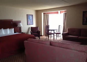 Quality Inn & Suites Bay Front hotel thumbnail 5