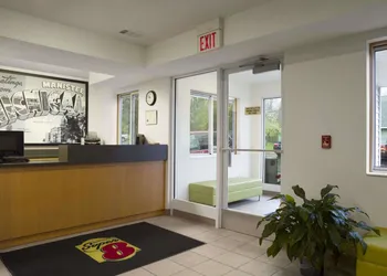 Super 8 by Wyndham Manistee hotel thumbnail 2