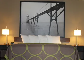 Super 8 by Wyndham Manistee hotel thumbnail 4