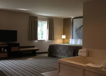 Super 8 by Wyndham Manistee hotel thumbnail 6