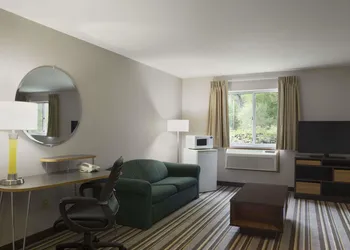Super 8 by Wyndham Manistee hotel thumbnail 8