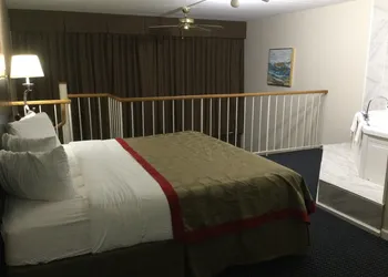 Quality Inn & Suites hotel thumbnail 6