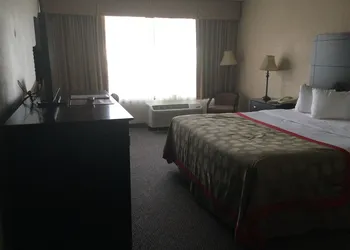 Quality Inn & Suites hotel thumbnail 7