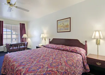 Super 8 by Wyndham Greenville hotel thumbnail 4