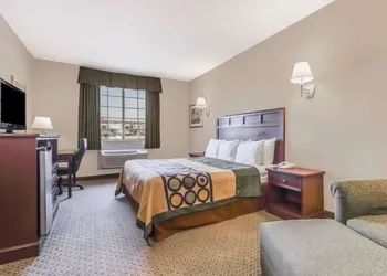 Super 8 by Wyndham Alvarado hotel thumbnail 2