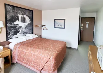 Super 8 by Wyndham Cut Bank hotel thumbnail 6