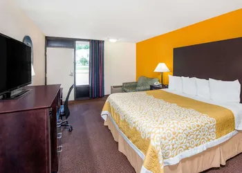 Days Inn by Wyndham Calvert City/Paducah East hotel thumbnail 4