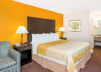 Days Inn by Wyndham Calvert City/Paducah East hotel thumbnail 6