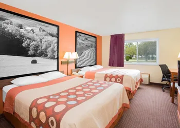 Super 8 by Wyndham Waverly hotel thumbnail 5