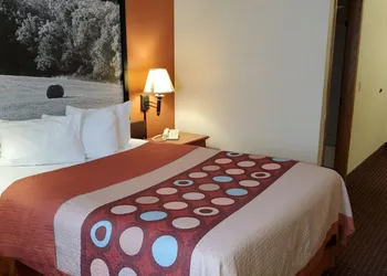 Super 8 by Wyndham Waverly hotel thumbnail 6