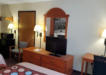 Super 8 by Wyndham Waverly hotel thumbnail 7