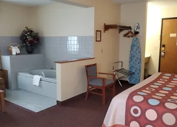 Super 8 by Wyndham Waverly hotel thumbnail 8
