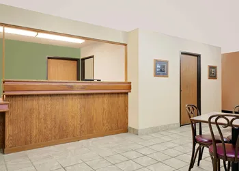 Super 8 by Wyndham Cloquet hotel thumbnail 2