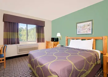 Super 8 by Wyndham Cloquet hotel thumbnail 3