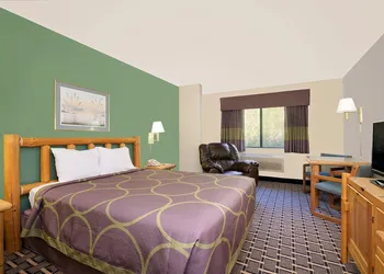 Super 8 by Wyndham Cloquet hotel thumbnail 4